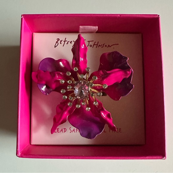 BETSEY JOHNSON GOLD PLATED ORCHID STRETCH COCKTAIL RING - NWT - Picture 2 of 8